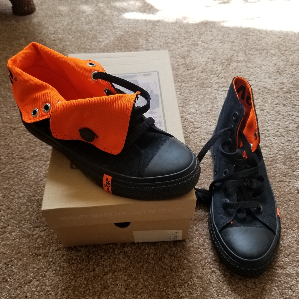 Levi's sneakers size 5.5